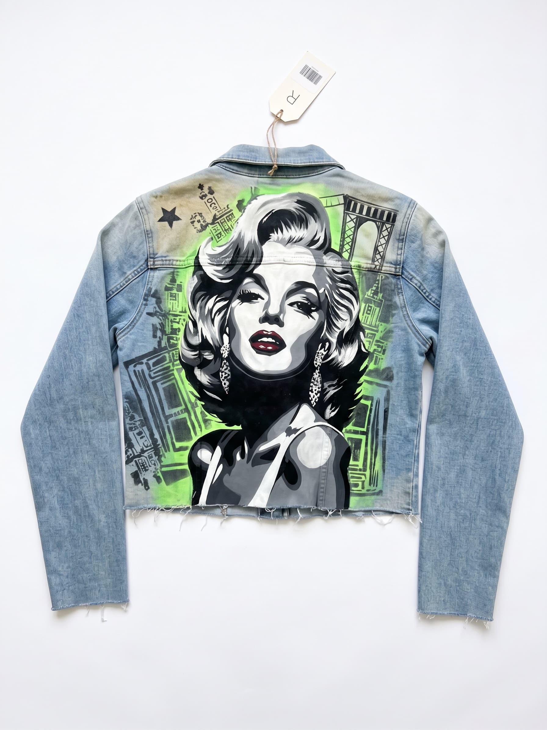 Espalda de la chaqueta Marilyn Neón: retrato en blanco y negro sobre un halo de verde limón, con un puente y edificios a los costados